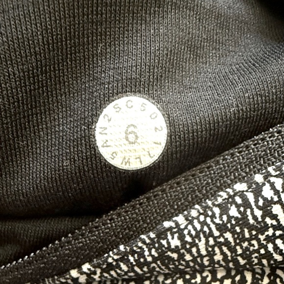 Women’s Lululemon Grey White Leggings with Pockets! Size 6! - Picture 9 of 9